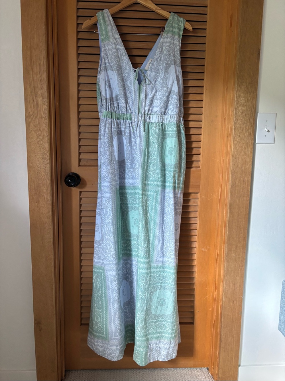 Universal Thread Sleeveless V‑Neck Maxi Dress in Mint and Light Gray Paisley